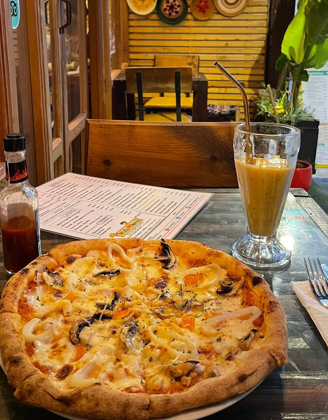 Pizza and fresh juice on a table at Culture Box in Fès